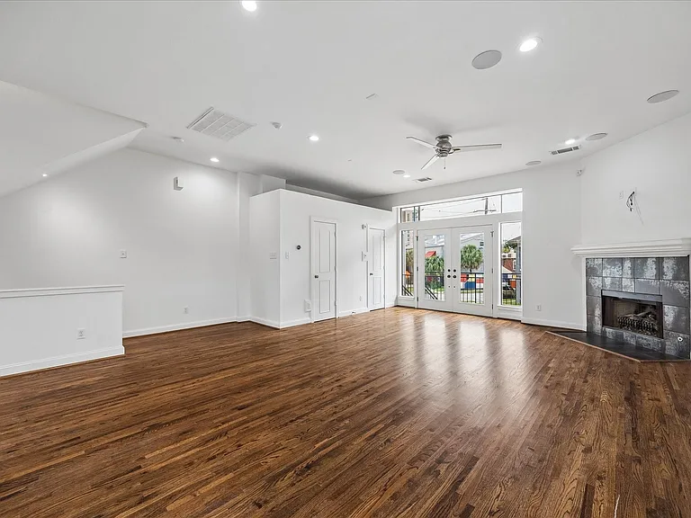 2510 Genesee St — Photo 12