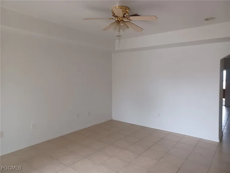 3020 SE Santa Barbara Pl — Photo 4