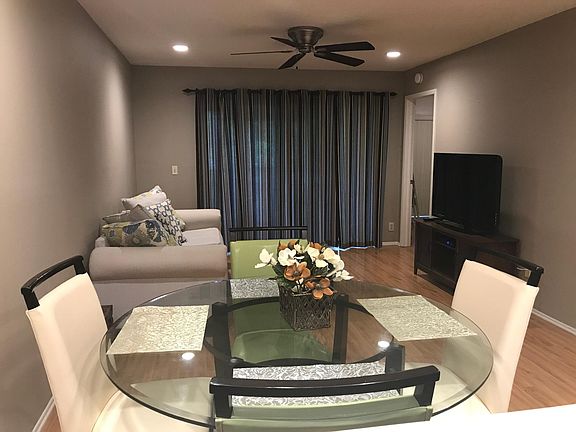 3rd image of 128 Woodlake Wynde
