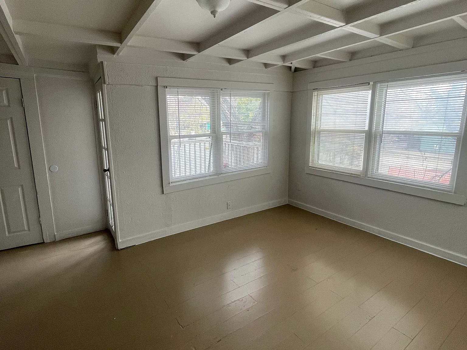 1410 W Oak St — Photo 4