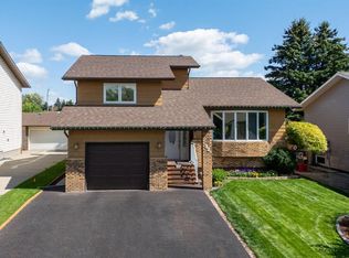 32 W Rideau Close SW, Airdrie, AB T4B 1A6