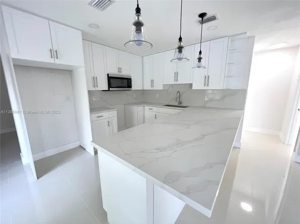 781 SE 8th St, Hialeah, FL 33010