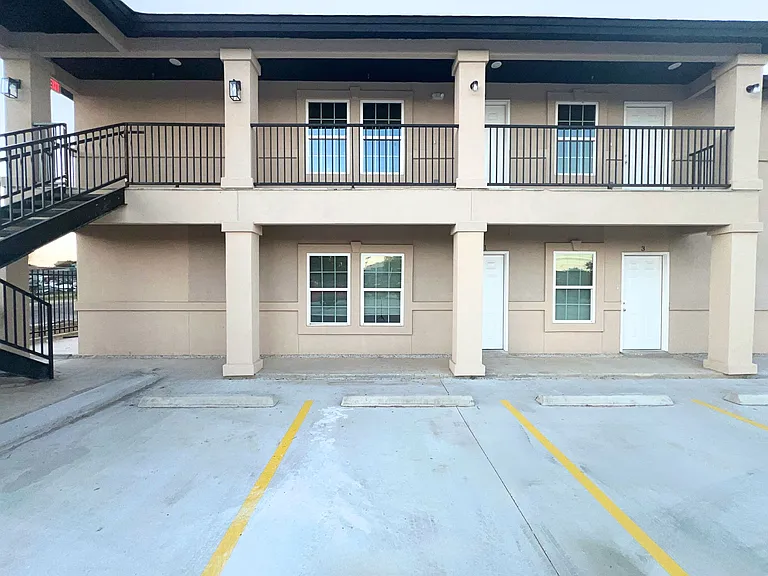 2904 E Lyon St — Photo 3