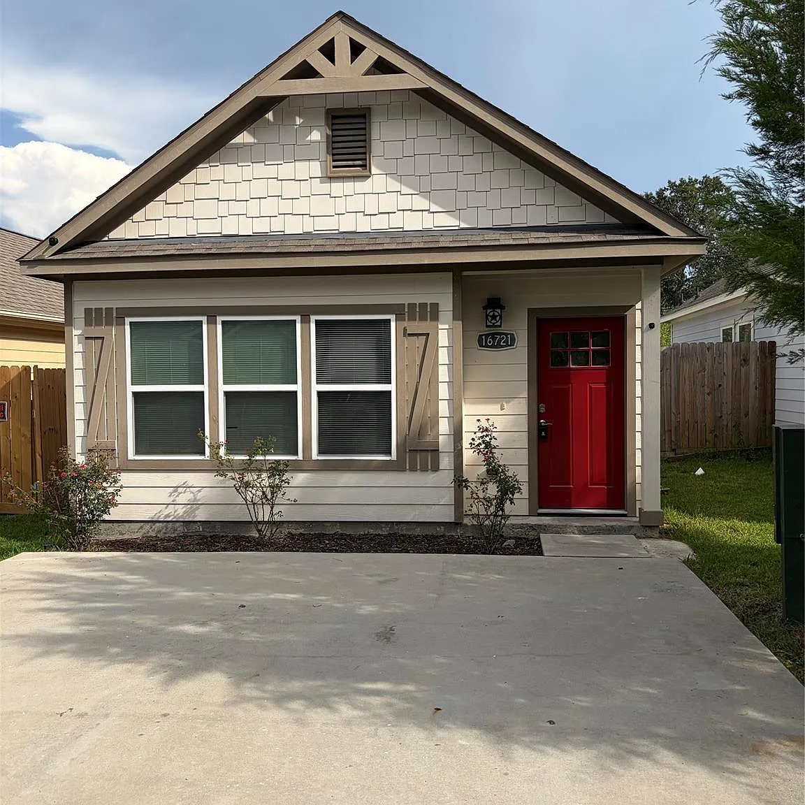 3 bed, 994 sqft, $1,353 — Photo 1