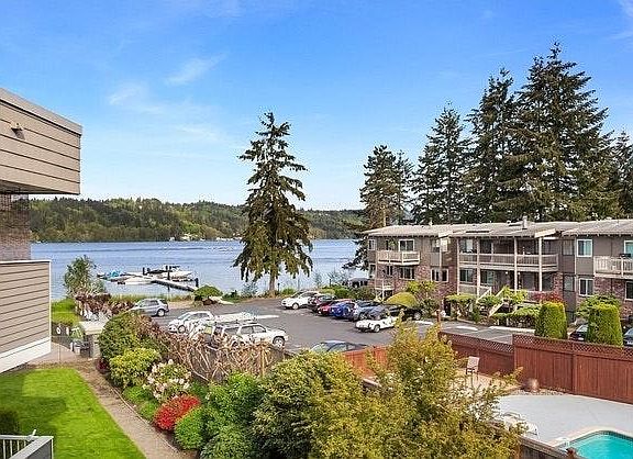 3rd image of 4214 W Lake Sammamish Pkwy NE APT 307