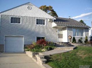 8 Hampton Rd, Massapequa, NY 11758