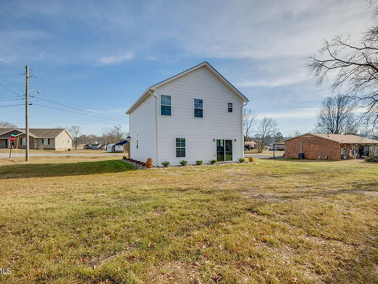 300 Robin Hood Ln — Photo 28