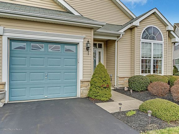 3rd image of 526 Bennington Ln