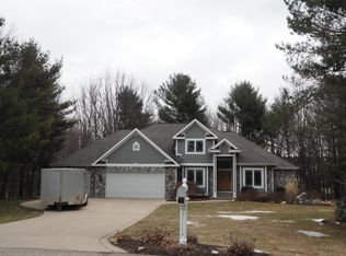 5480 Pine Bluff Ln, Norton Shores, MI 49441