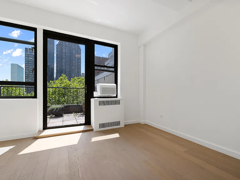 340 E 52nd St #PHC — Photo 6
