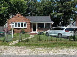 37 Saint George Dr, Shirley, NY 11967