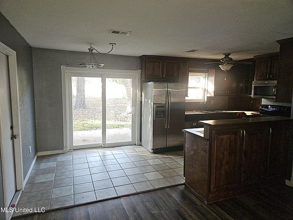 3rd image of 4905 Fairwood Dr
