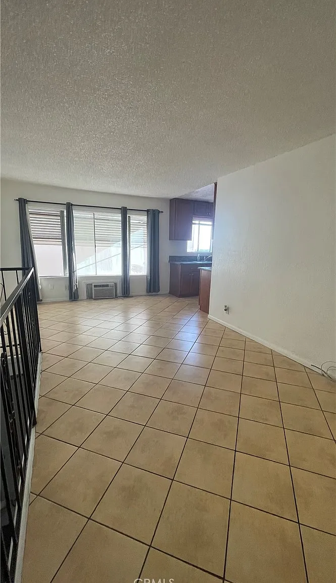3 bed, 1.5 bath, 1100 sqft, $2,800 — Photo 3