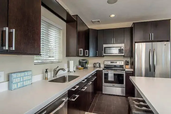 5 bed, 2.5 bath, 2000 sqft, $4,500 — Photo 2