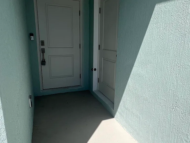 1782 SW Bayshore Blvd — Photo 2