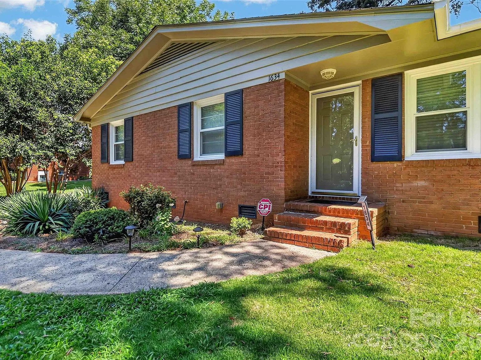 3 bed, 2.0 bath, $1,800 — Photo 2