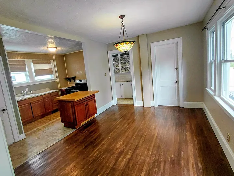 697 Crosby St — Photo 4