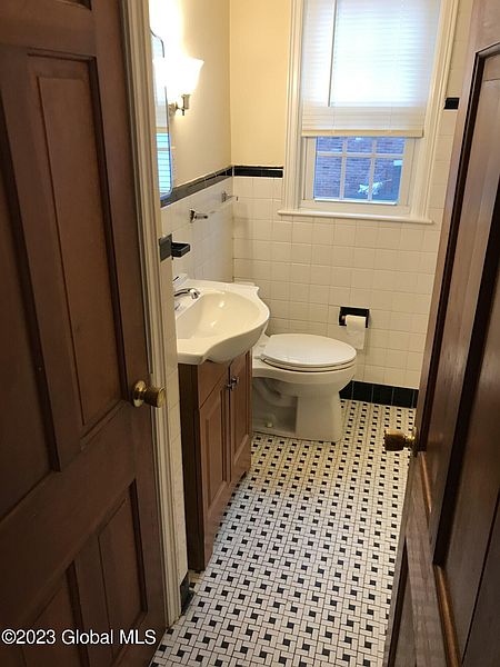 4th image of 180 Fairlawn Avenue