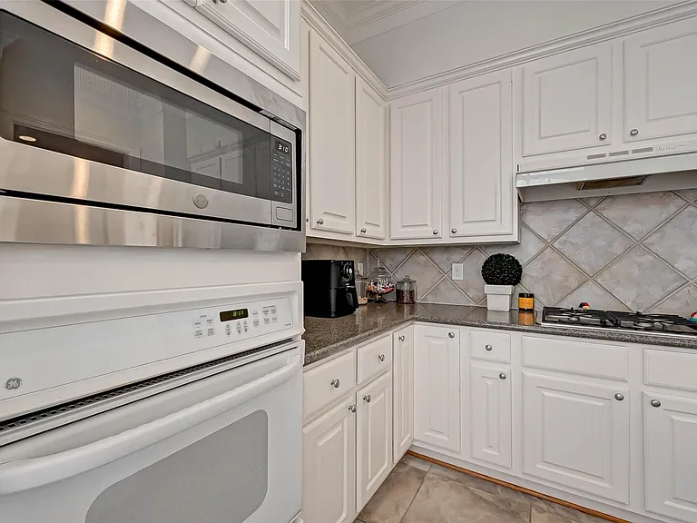 5917 Dolores St #D — Photo 14