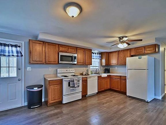 3rd image of 711 Lakeview Dr E