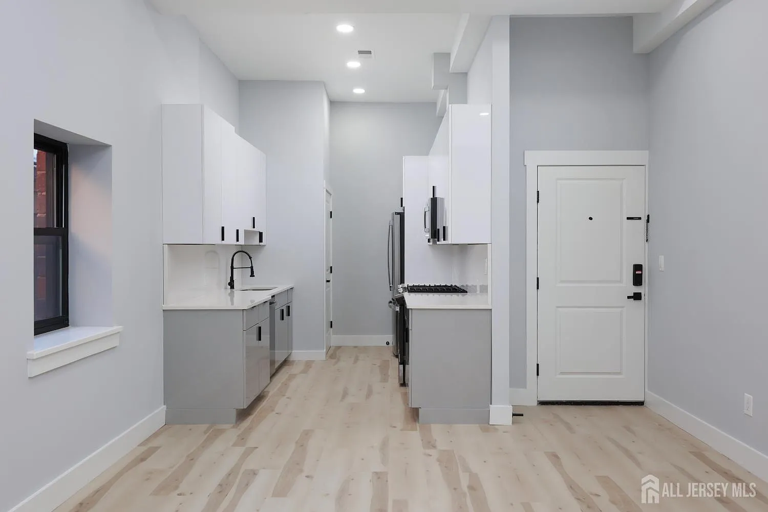 2 bed, 1.0 bath, 914 sqft, $2,900 — Photo 3