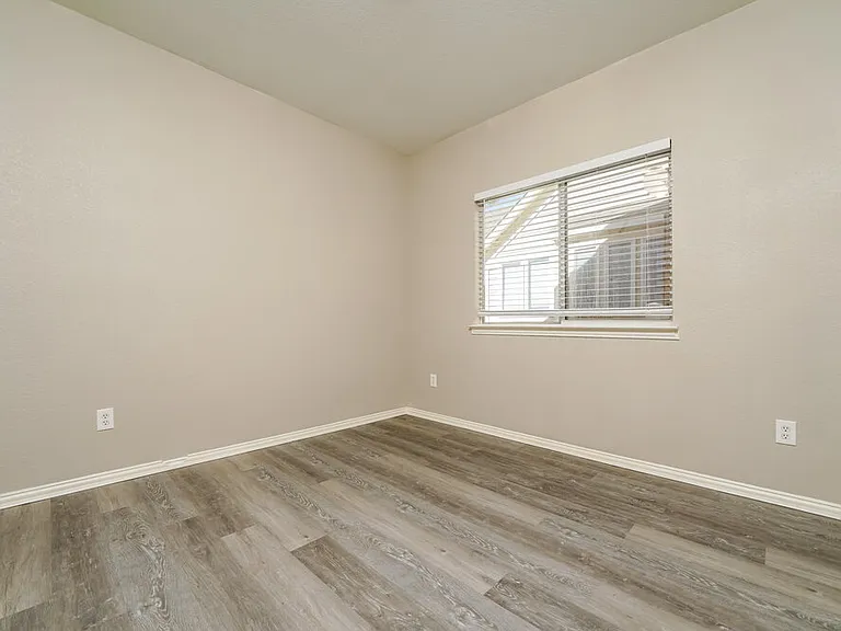 409 Creekview Dr — Photo 14