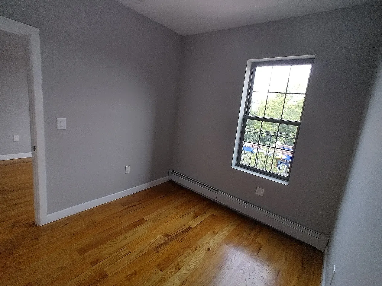 3 bed, 1000 sqft, $2,600 — Photo 2