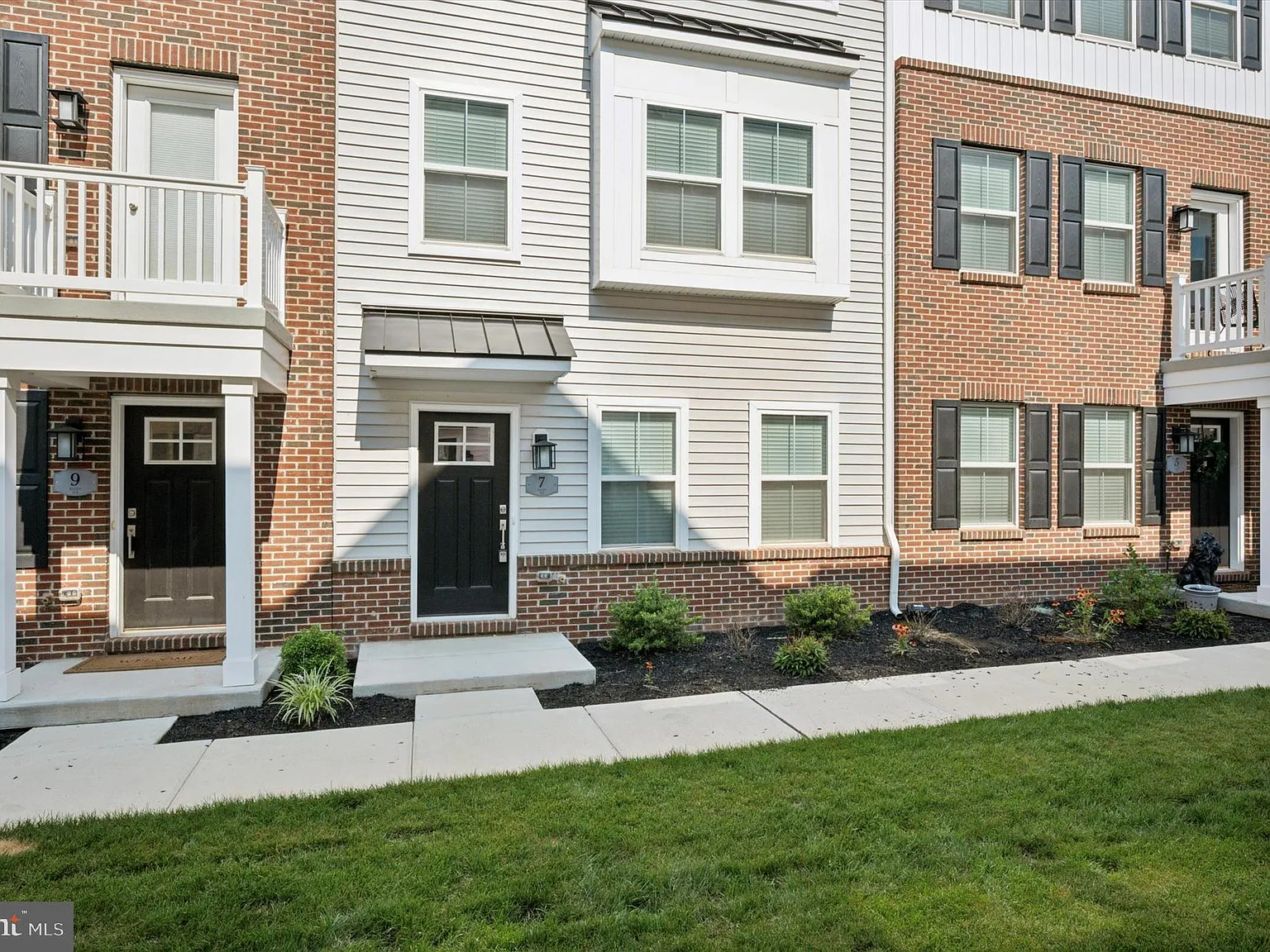 3 bed, 5.0 bath, 2400 sqft, $3,500 — Photo 2