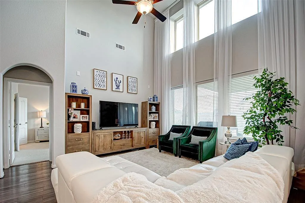 3 bed, 2.5 bath, 2636 sqft, $2,800 — Photo 3