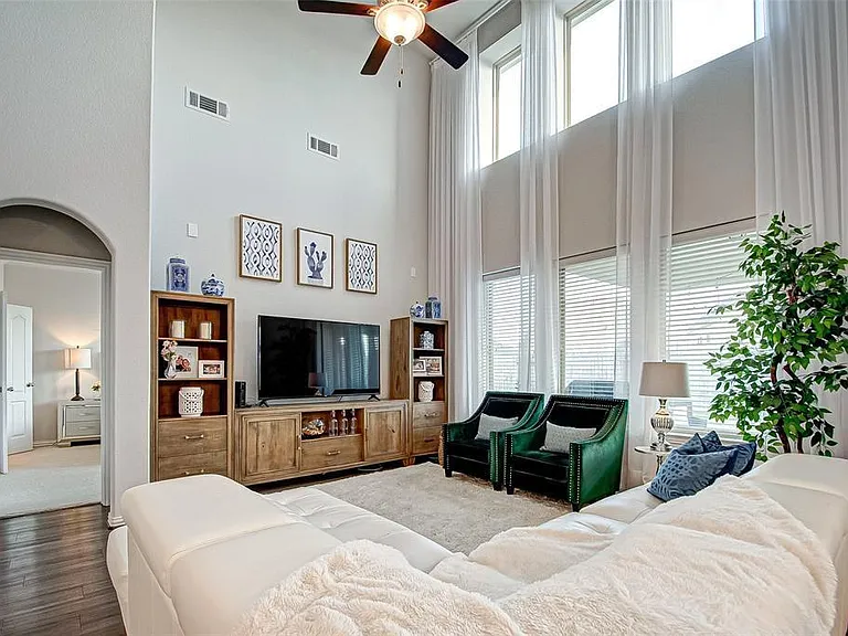 23811 Via Viale Dr — Photo 3