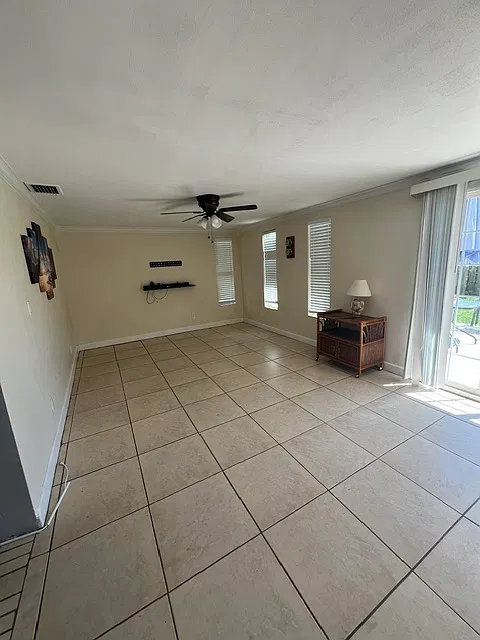 3 bed, 1384 sqft, $2,100 — Photo 2