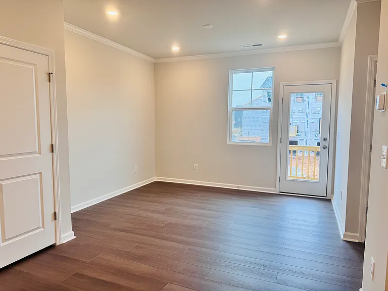 323 Deercroft Dr — Photo 6