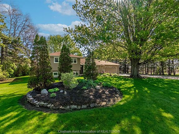 3rd image of 21095 Victoria Rd