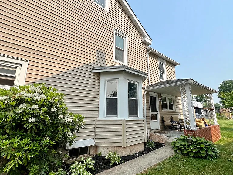 337 Bridge St — Photo 2