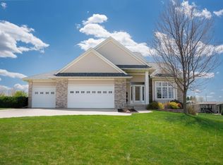 224 Sandahlwood Cir, Cedar Falls, IA 50613