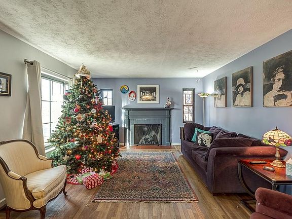 3rd image of 1036 Broadmoor Dr