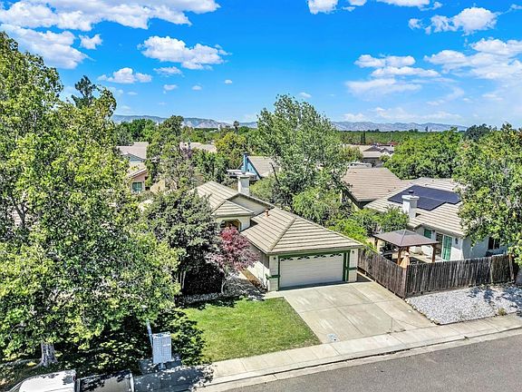 4th image of 975 Regina Way