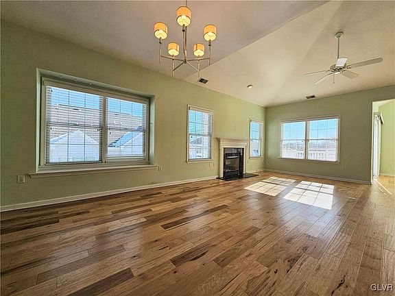 3rd image of 171 Glenmoor Cir N