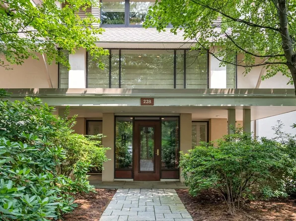 228 Allandale Rd APT 2B, Chestnut Hill, MA 02467