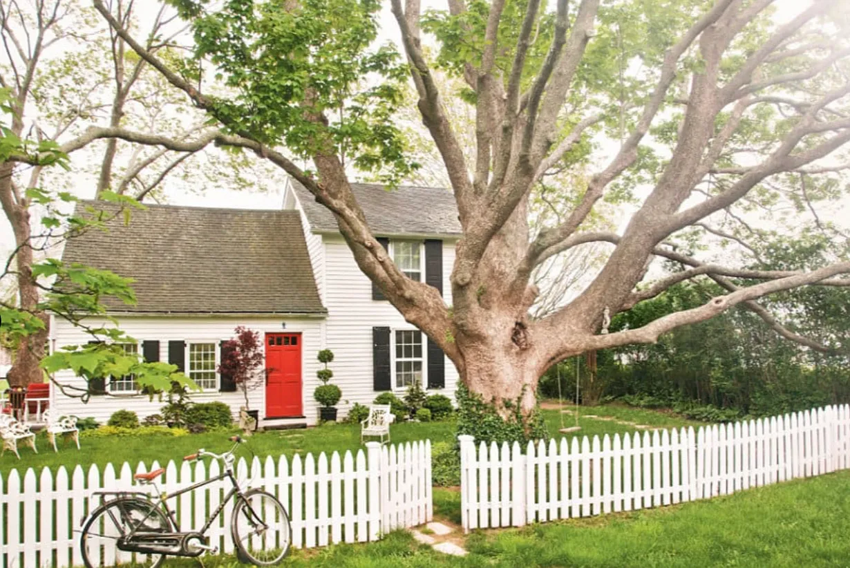 Historic Charm in Bridgehampton Village — Photo 1