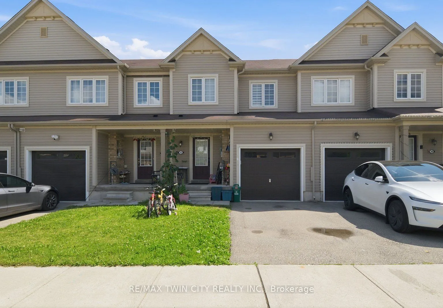 3 bed, $2,375 — Photo 1