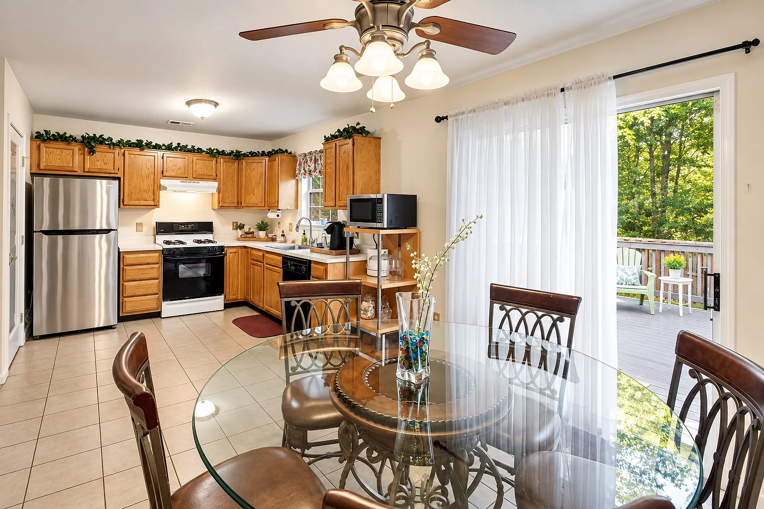 3 bed, 2.5 bath, 2068 sqft, $2,650 — Photo 2