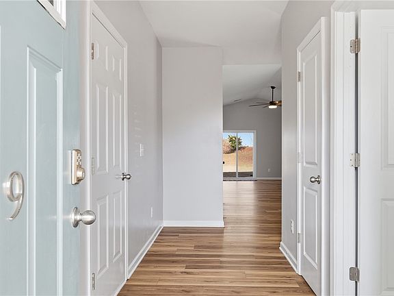 3rd image of 9 Bridlewood Ln
