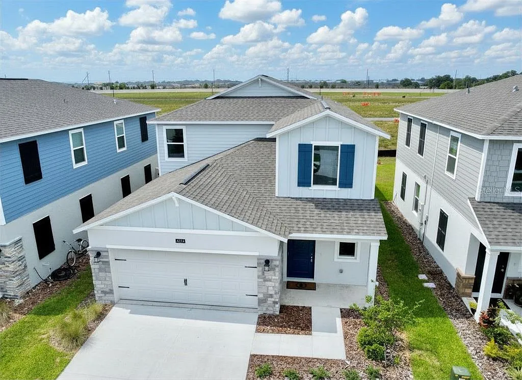 5 bed, 2.5 bath, 2326 sqft, $2,400 — Photo 3
