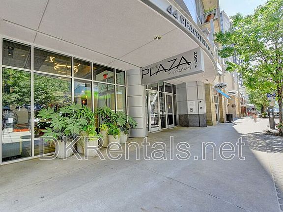 4th image of 44 Peachtree Pl NW Unit 828