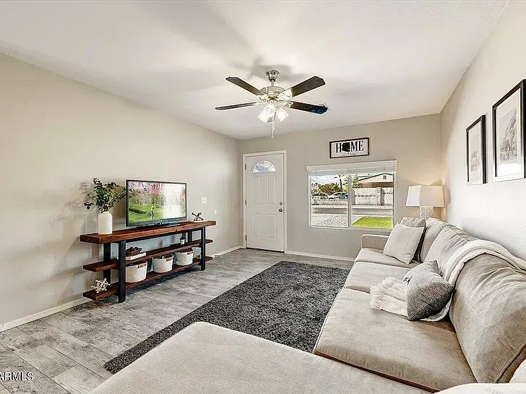 2217 N Sunset Dr — Photo 2