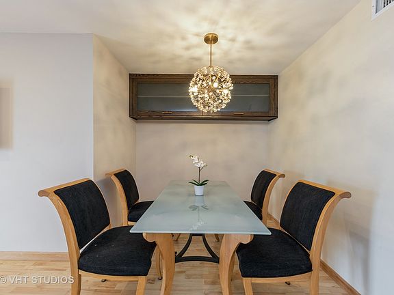 5th image of 5403 Chateau Dr #6