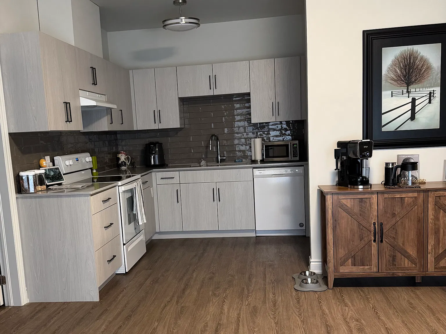 2 bed, 1000 sqft, $2,100 — Photo 2
