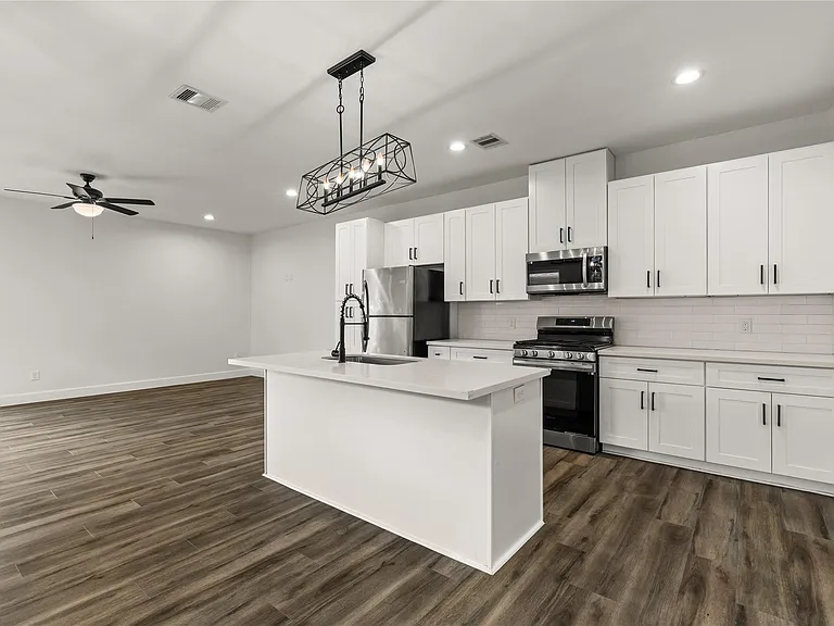 8121 Grandview St — Photo 3