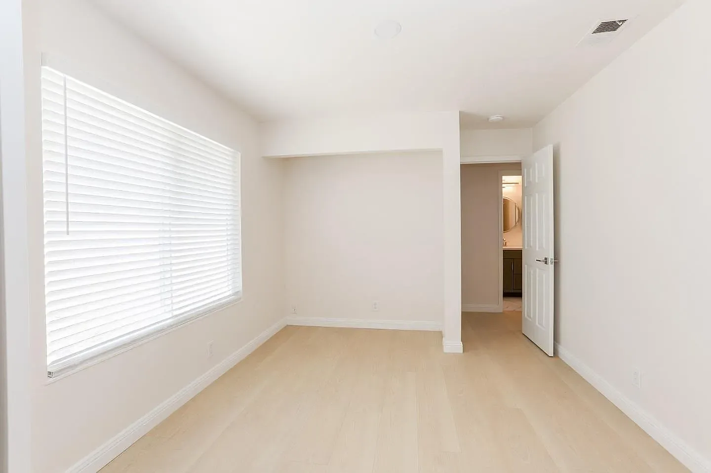 3 bed, 1234 sqft, $4,300 — Photo 4